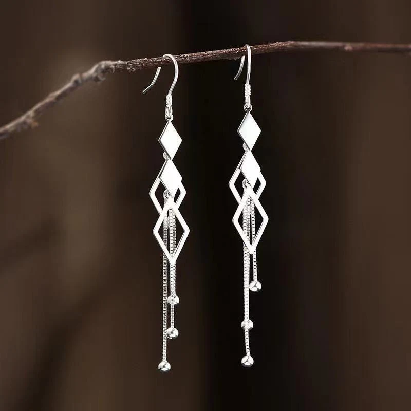 Brincos de moda longos com borlas de rombo, elegantes e charmosos. Perfeitos para um look sofisticado e cheio de movimento, realçando seu estilo. — foto 8