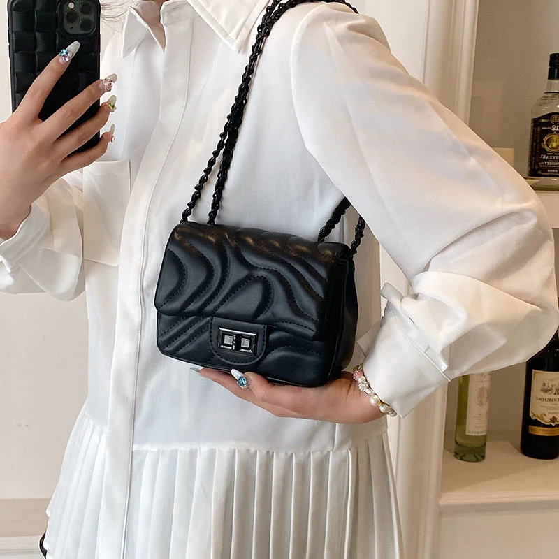 Bolsa feminina transversal com corrente para lazer, pequena e quadrada, para combinar com tudo. Perfeita para um look casual e moderno, fácil de usar. — foto 4