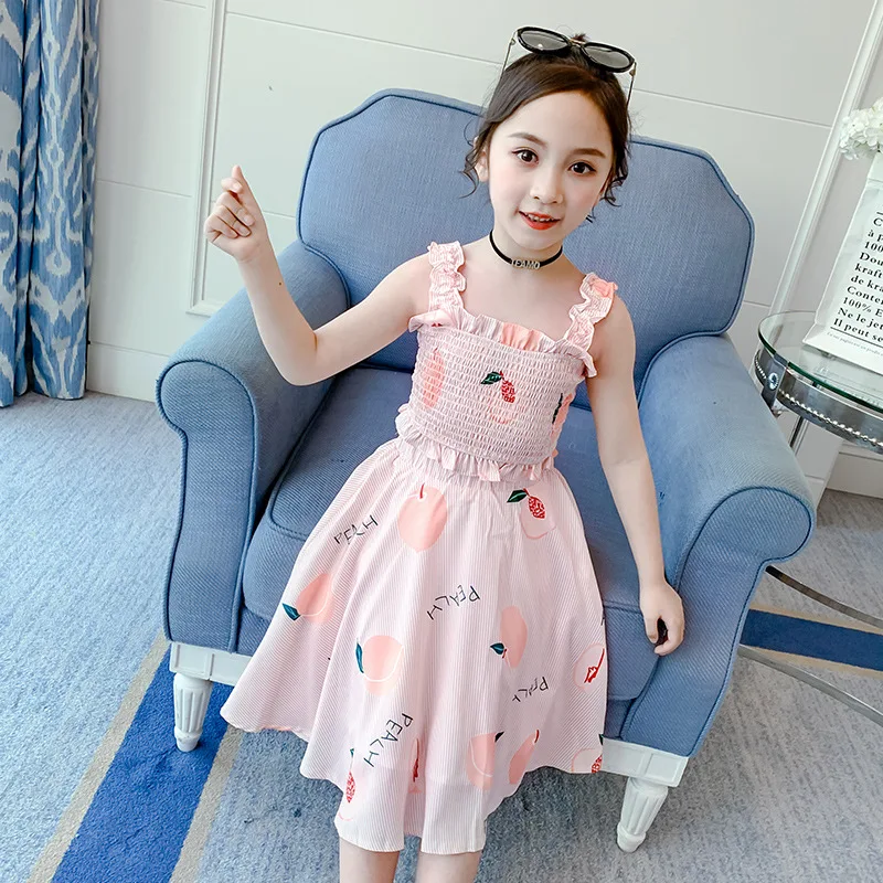 Abito lungo estivo da bambina, stile principessa, con bretelle e gonna. Un completo fresco e leggero per un'estate all'insegna della moda e del divertimento. — foto 2