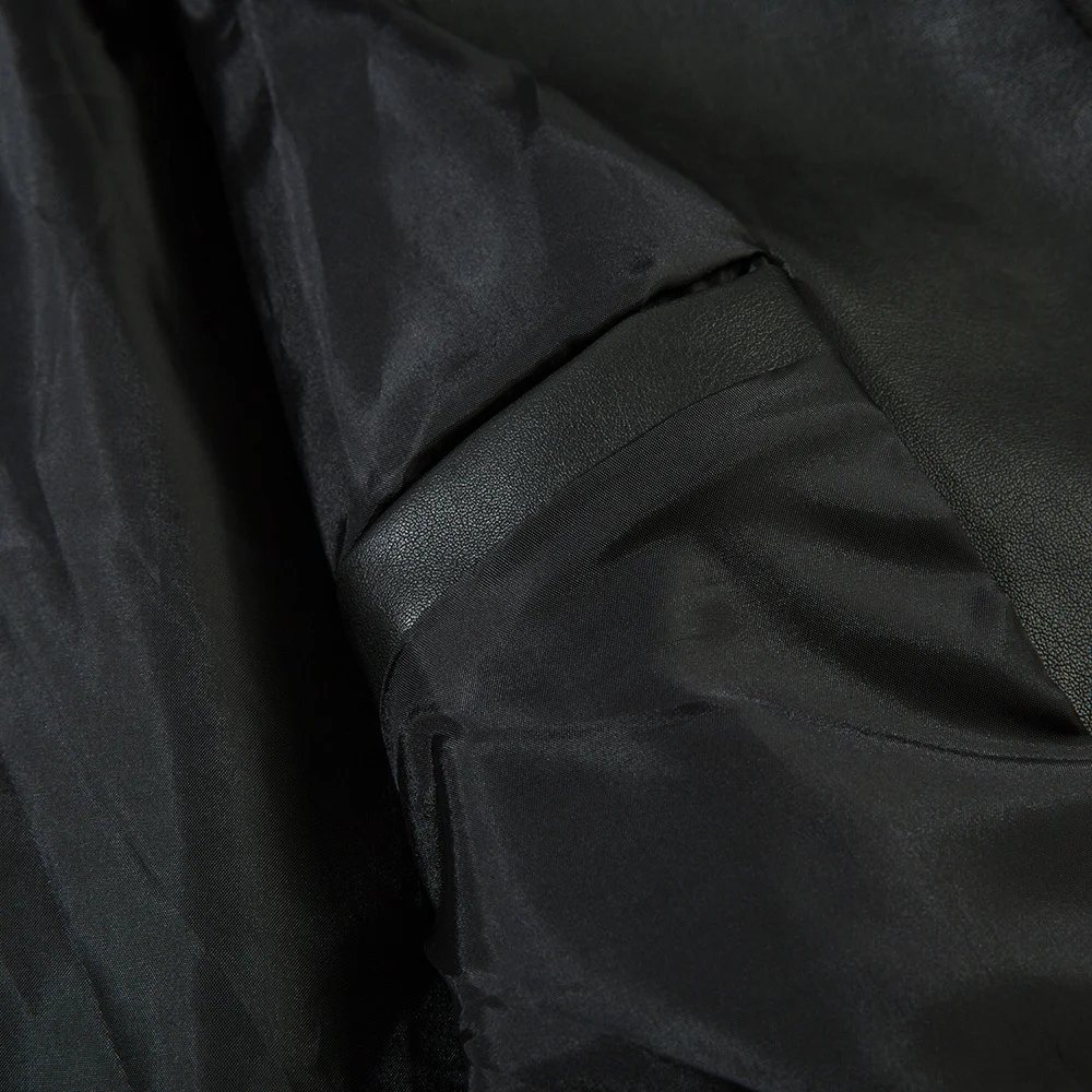 Abbigliamento da uomo in pelle per moto con ricamo di lettere gotiche. Stile gotico, comfort e protezione per veri motociclisti. — foto 3
