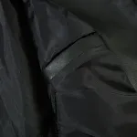 Abbigliamento da uomo in pelle per moto con ricamo di lettere gotiche. Stile gotico, comfort e protezione per veri motociclisti. — foto 3