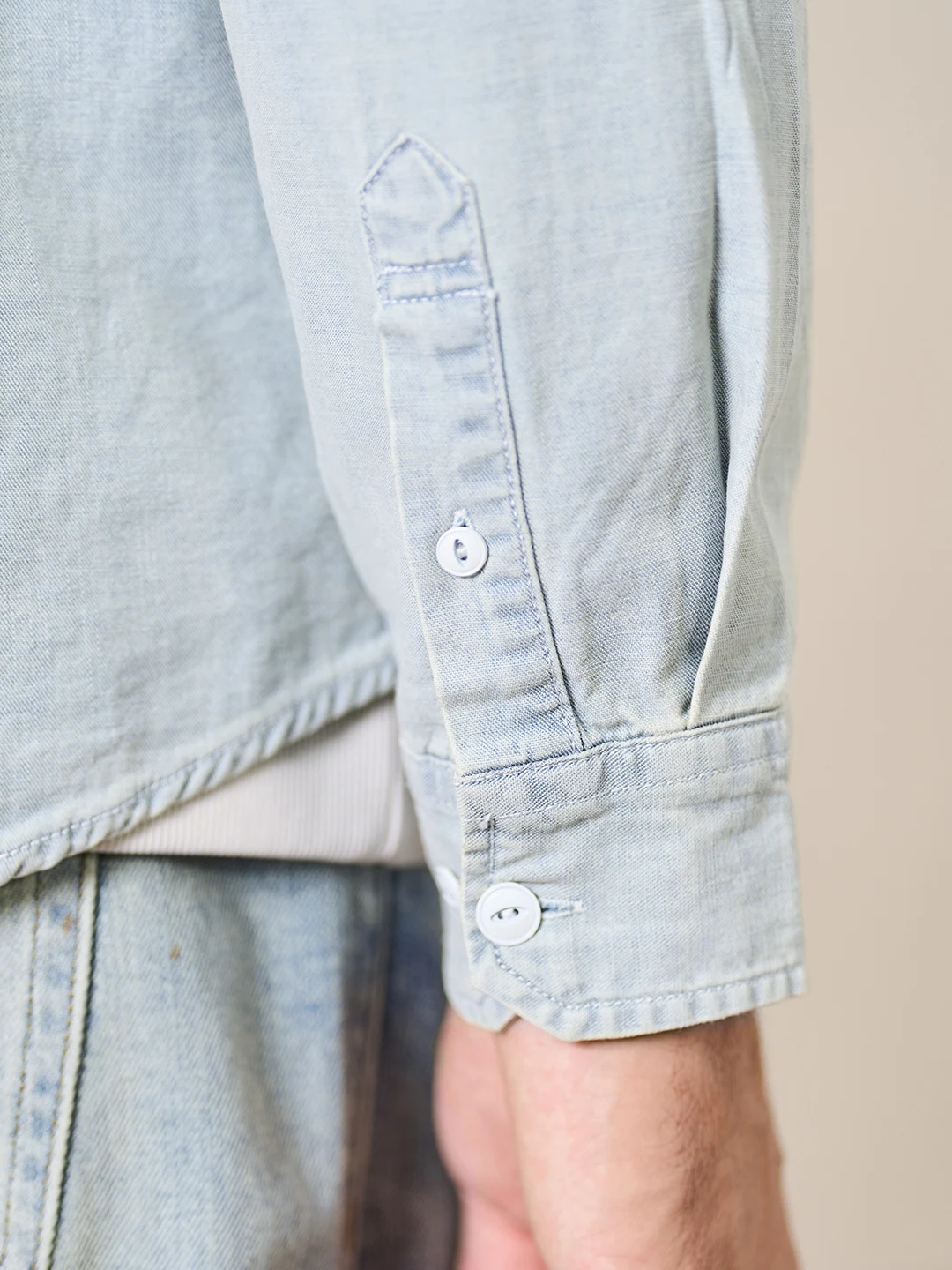 Camisa masculina manga longa de denim vintage bordada com bolso no peito, um clássico atemporal para um visual casual e elegante. — foto 4