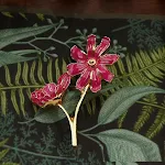 Broche feminino de lírio, tulipa e camélia, acessório floral requintado. Adicione um toque de elegância e beleza natural a seus looks com este adorno. — foto 8