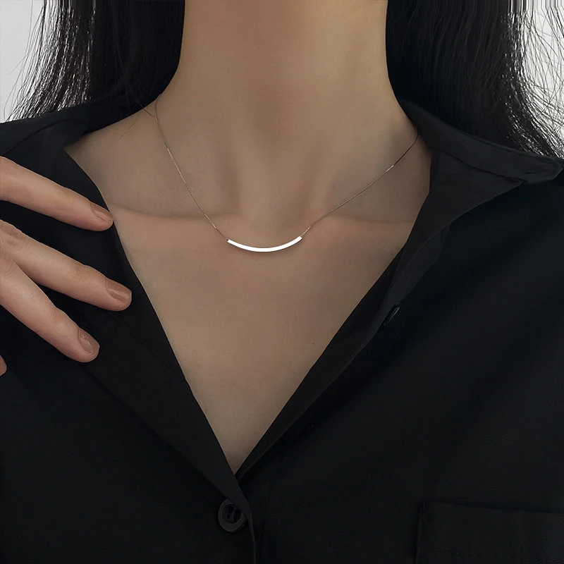 Corrente de clavícula curvada Smiley feminina Adicione um toque de alegria ao seu look! Esta corrente valoriza o colo com um design elegante e um sorriso cativante. — foto 1