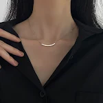 Corrente de clavícula curvada Smiley feminina Adicione um toque de alegria ao seu look! Esta corrente valoriza o colo com um design elegante e um sorriso cativante. — foto 1