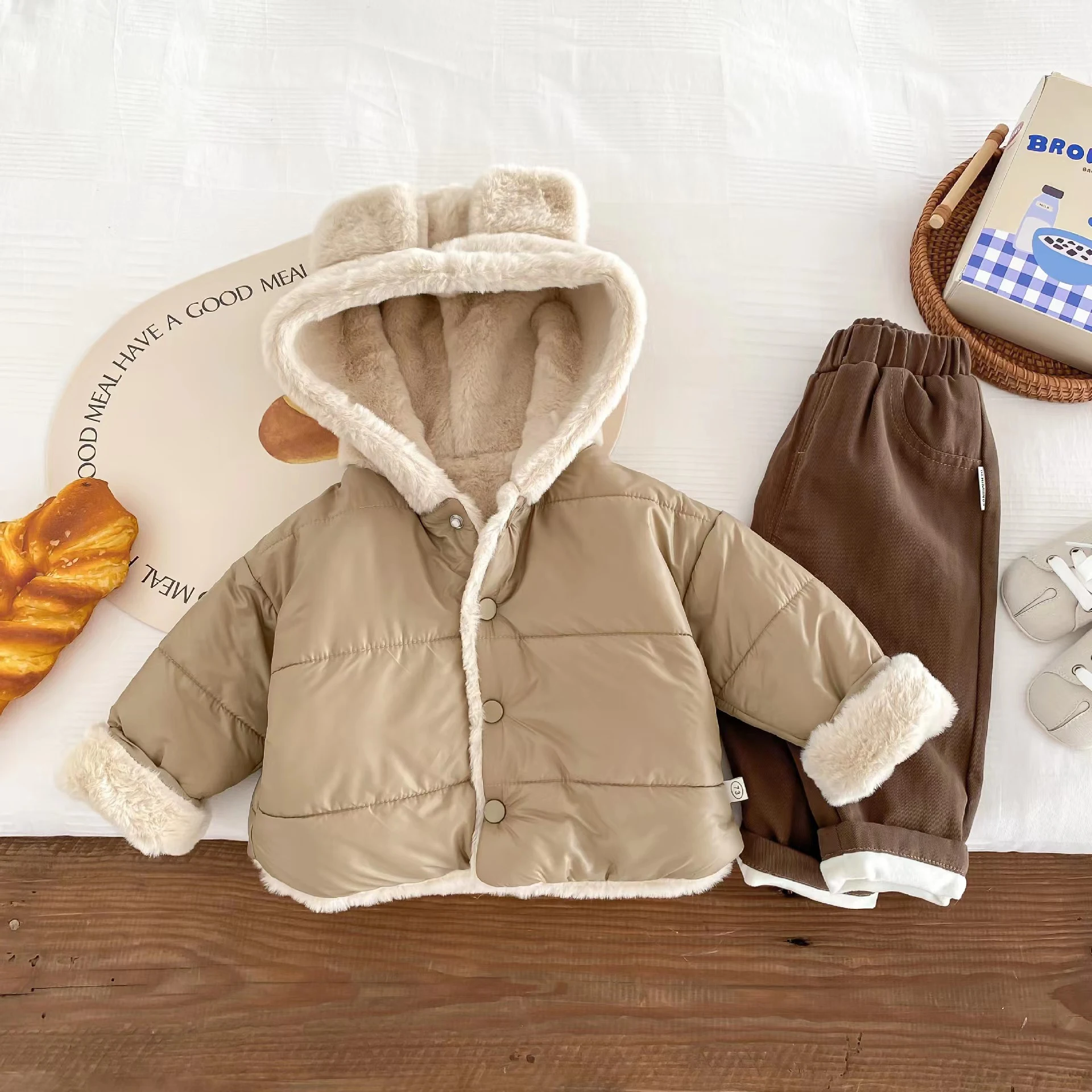 Casaco infantil de lã com forro de pele, perfeito para crianças no inverno. Quentinho, macio e confortável, ideal para aquecer e proteger os pequenos. — foto 3