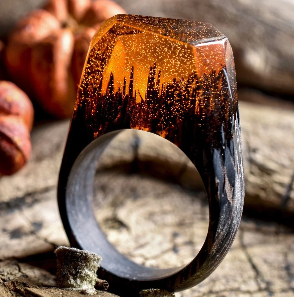 Anel de madeira e resina, beleza natural e durabilidade em uma joia artesanal. Perfeito para quem busca elegância e exclusividade no visual. — foto 6