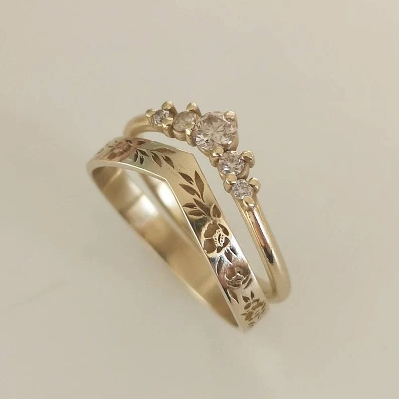 Anel de Coroa em V Simples com Diamantes, delicado e charmoso, ideal para looks do dia a dia ou para presentear alguém especial. — foto 5