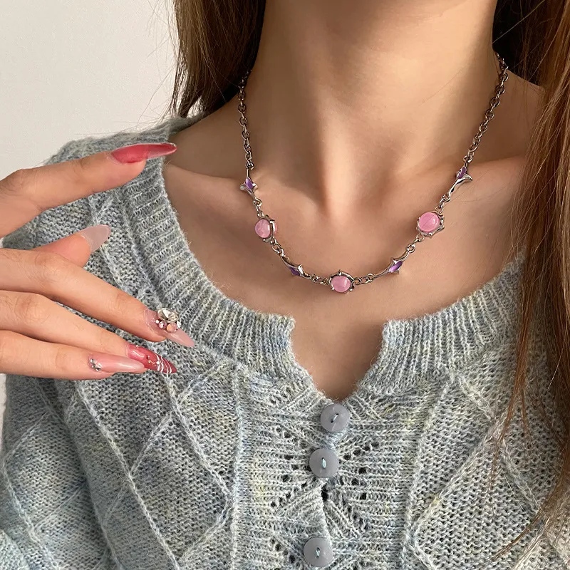 Colar roxo irregular com costura de bolinhas Design único feito à mão Use diário Declaração de moda Presente charmoso — foto 3