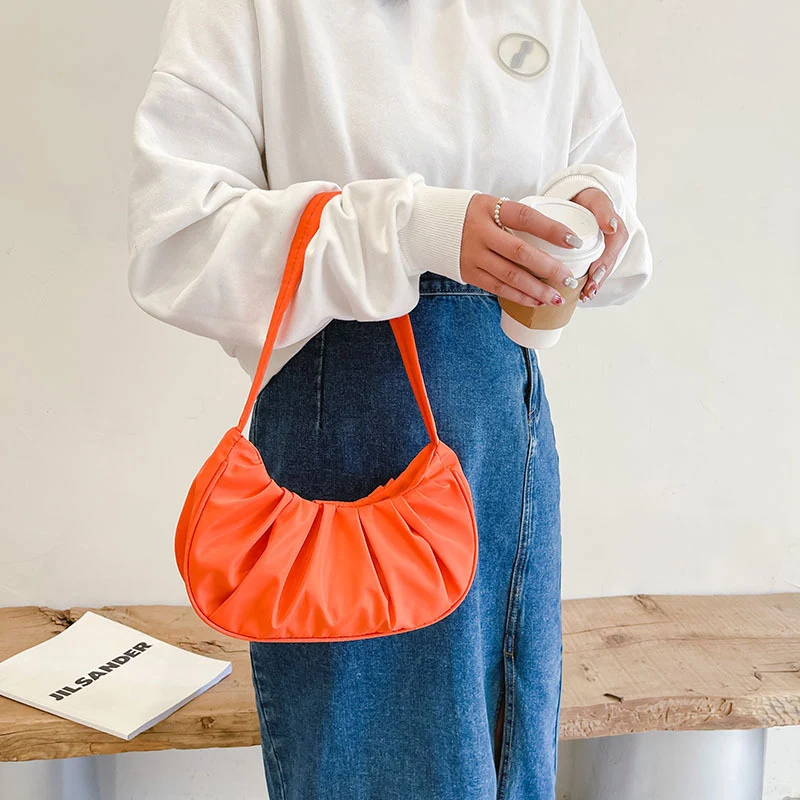 Bolsa pequena coreana estilo nuvem com corrente, ombro único e design plissado. Perfeita para um look moderno e fashion, ideal para o dia a dia. — foto 6