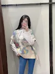 Regata de malha com decote em V e bordados, leve e confortável, perfeita para looks casuais e sofisticados. — foto 5