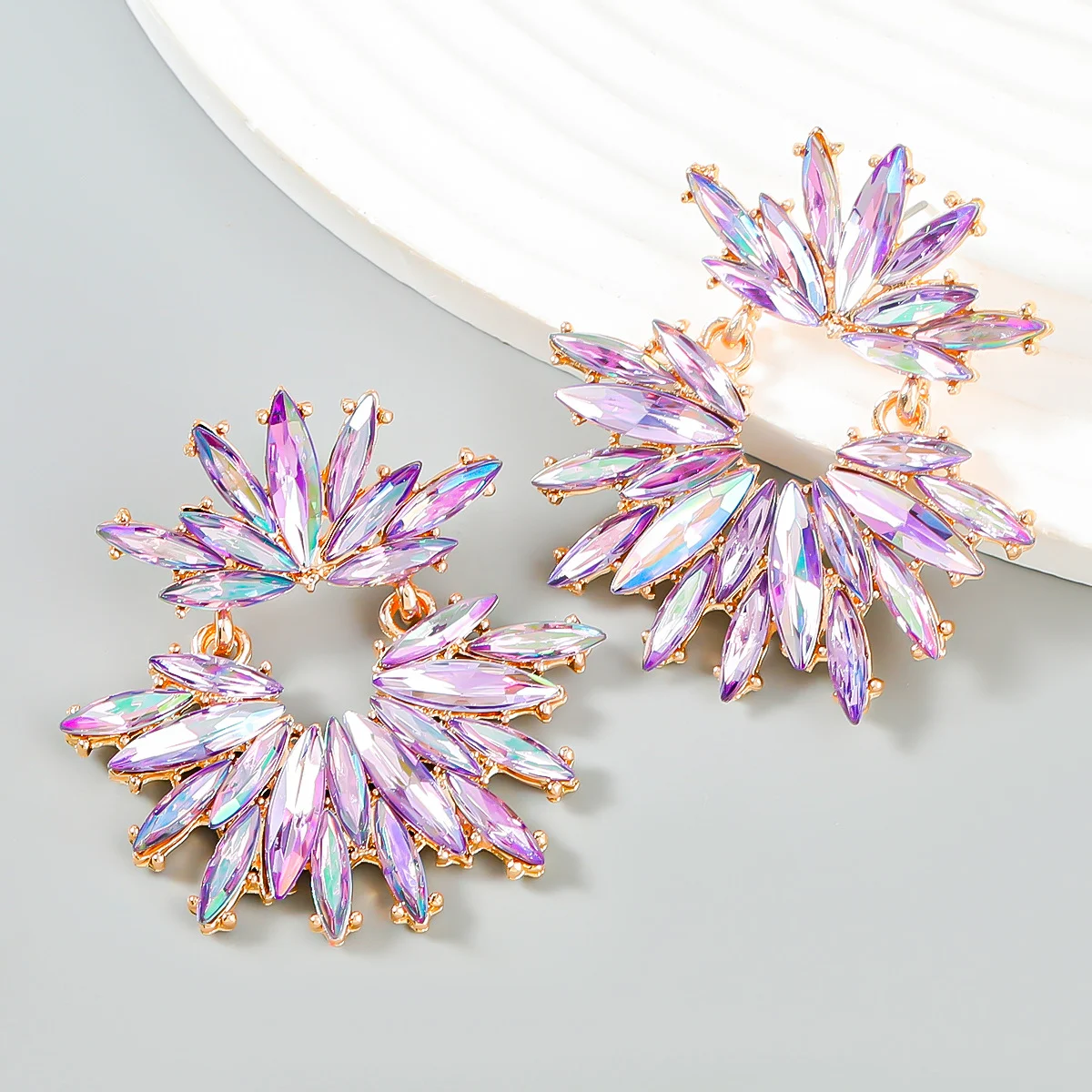 Brincos femininos de flor exagerada com diamantes, perfeitos para adicionar brilho e sofisticação a qualquer visual. — foto 5