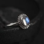 Anel de pedra da lua entalhado à mão para mulheres. Design artesanal e elegante, perfeito para adicionar um toque de sofisticação e beleza ao seu visual. — foto 3