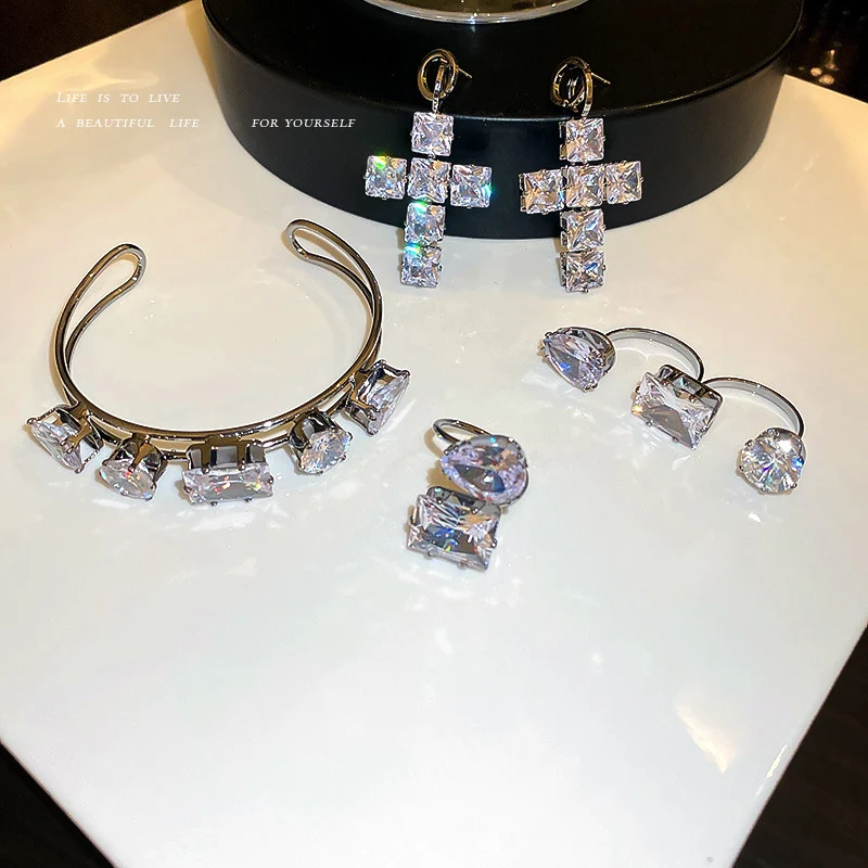 Conjunto de pulseira e anel com cristais retangulares e brilhantes de diamante. Ideal para adicionar elegância e sofisticação a qualquer look. — foto 7