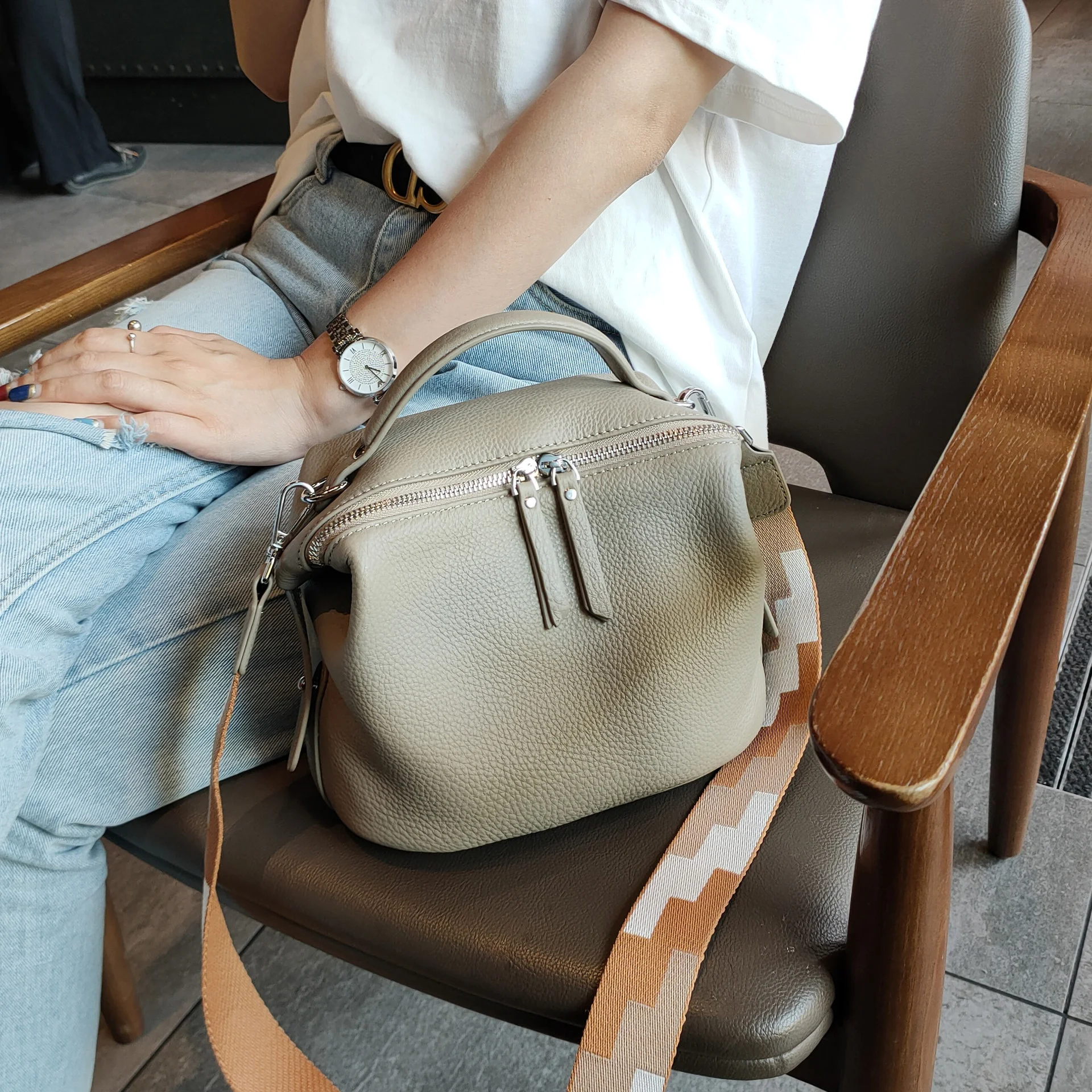 Nova Bolsa Crossbody de Couro Macio de Primeira Camada com Alça de Ombro Única, Conforto e Estilo para o Dia a Dia — foto 1