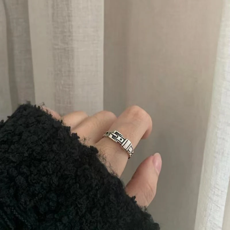 Cinto Irregular Retrô com Argola e Efeito Desgastado. Um acessório único para um visual vintage estiloso, perfeito para complementar seu look diário. — foto 3