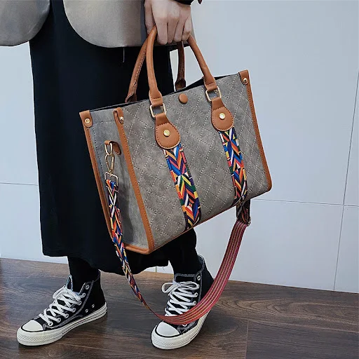 Title 4, Large-capacity womens one-shoulder messenger b...