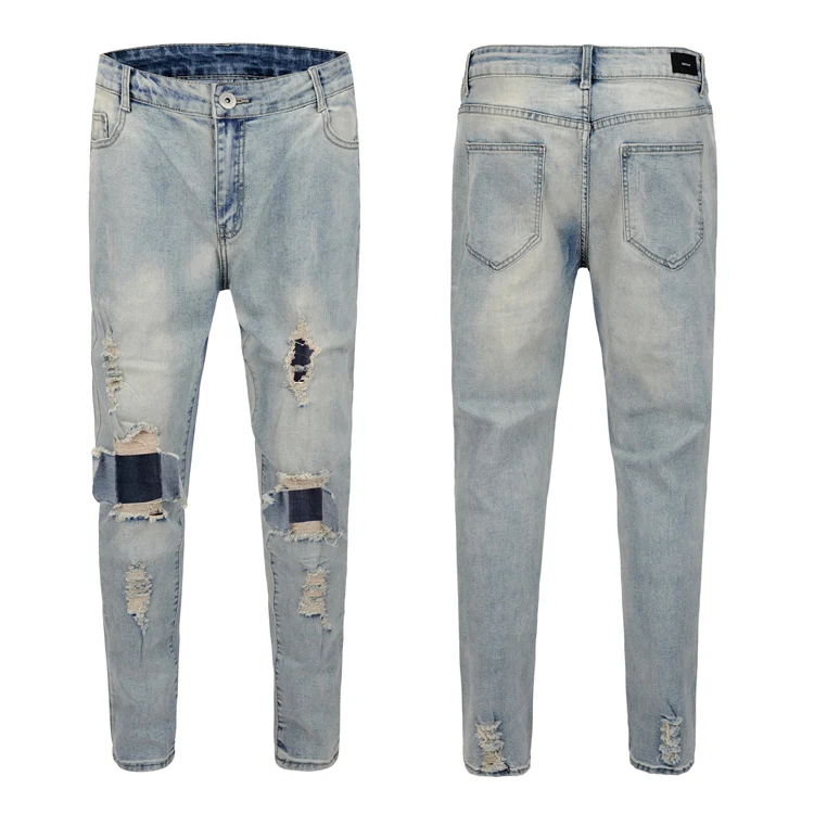 Calça jeans masculina azul, lavada e rasgada, com joelhos danificados. Estilo moderno e confortável, perfeita para um visual casual e despojado. — foto 2