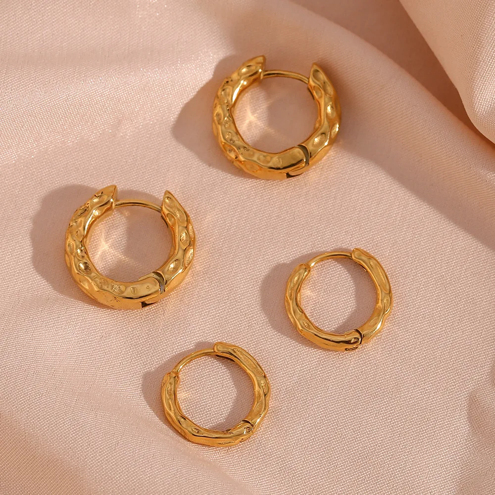 Brincos de aço inoxidável com superfície lunar irregular. Adicione um toque celestial ao seu visual com estes brincos exclusivos, confortáveis e elegantes. — foto 7
