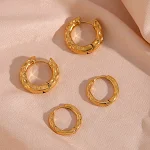 Brincos de aço inoxidável com superfície lunar irregular. Adicione um toque celestial ao seu visual com estes brincos exclusivos, confortáveis e elegantes. — foto 7