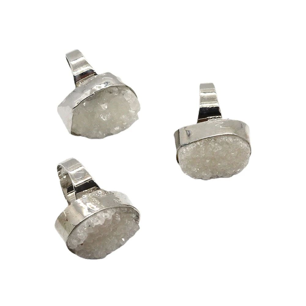 Anel Oval Irregular de Cristal Branco Natural, ideal para adicionar um toque único e elegante ao seu visual ou para presentear. — foto 1