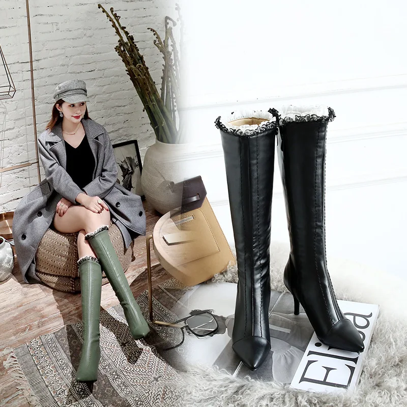Botas altas com bico fino e salto stiletto. Desfile com elegância e sofisticação, realçando suas pernas e elevando seu estilo. — foto 7