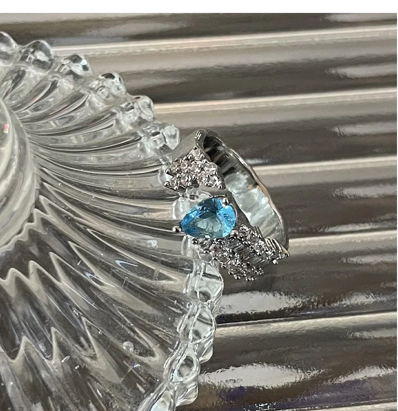 Title 4, Anel aberto de gota dágua com zircônia azul em...