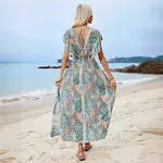 Abito corto in rayon con scollo a V, schiena scoperta, maniche corte a balze e stampa. Perfetto per l'estate, fresco ed elegante. — foto 4