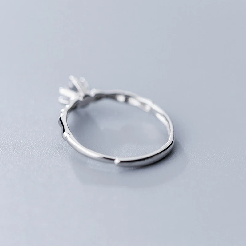 Anel de diamante único com seis garras. Sofisticação clássica e brilho eterno. Ideal para celebrar momentos especiais e amor. — foto 1