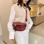 Bolsa mensageiro casual de peito com textura colorida e alça única. Conforto e estilo para transportar seus itens essenciais diários com praticidade. — foto 5