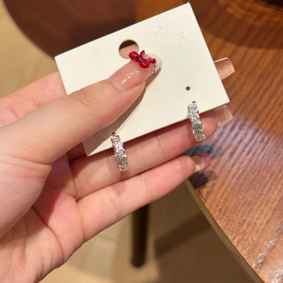 Brincos de círculo com design único e de nicho para mulheres. Adicione um toque de sofisticação e estilo ao seu visual feminino. — foto 2