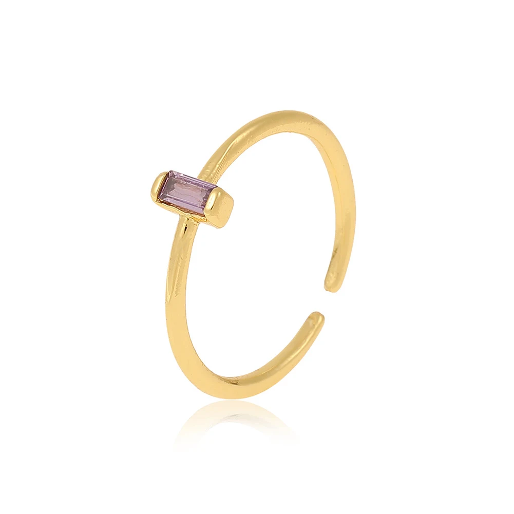 Anel retangular com micro-incrustações de cobre, design simples e zircônias multicoloridas. Ideal para um toque de elegância e sofisticação. — foto 5