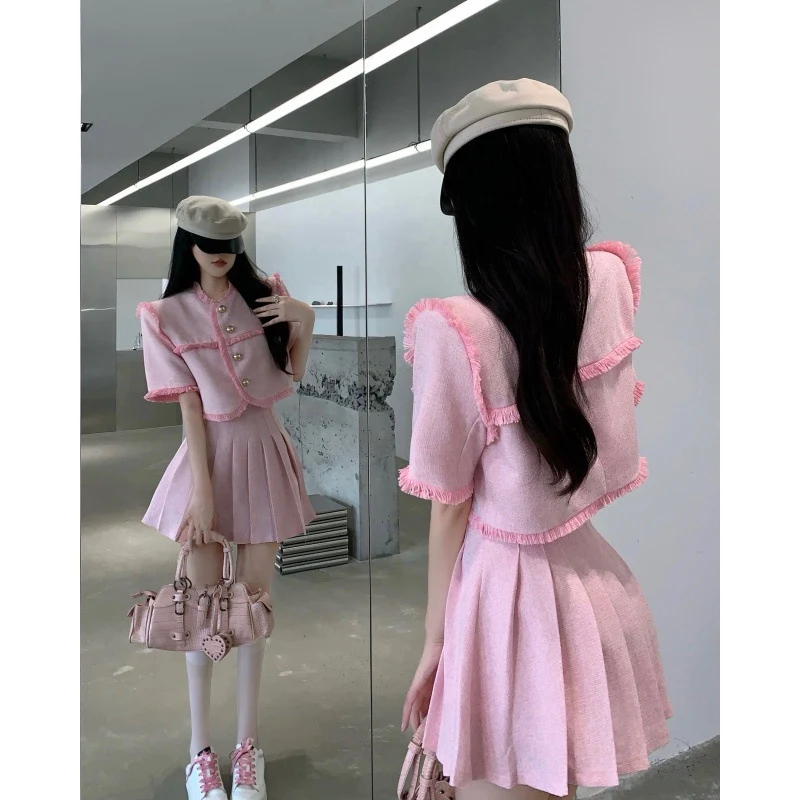 Conjunto de duas peças top cropped com franjas e saia, perfeito para um visual moderno e estiloso. Destaque-se com elegância. — foto 2