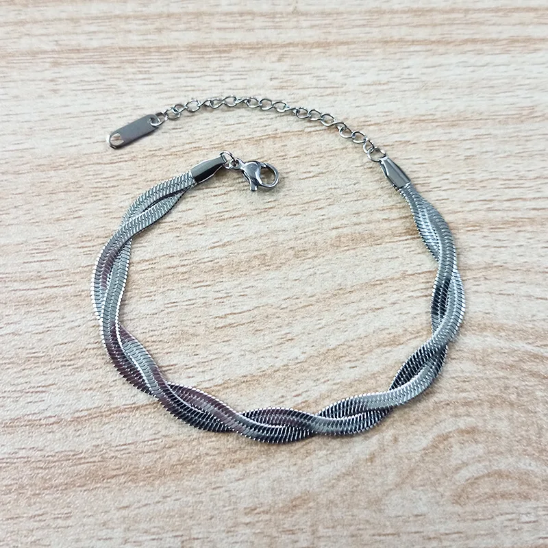 Colar feminino de aço titânio com cruz de ouro K de alta qualidade, elegante e resistente, perfeito para uso diário ou presente. — foto 9