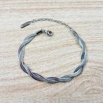 Colar feminino de aço titânio com cruz de ouro K de alta qualidade, elegante e resistente, perfeito para uso diário ou presente. — foto 9