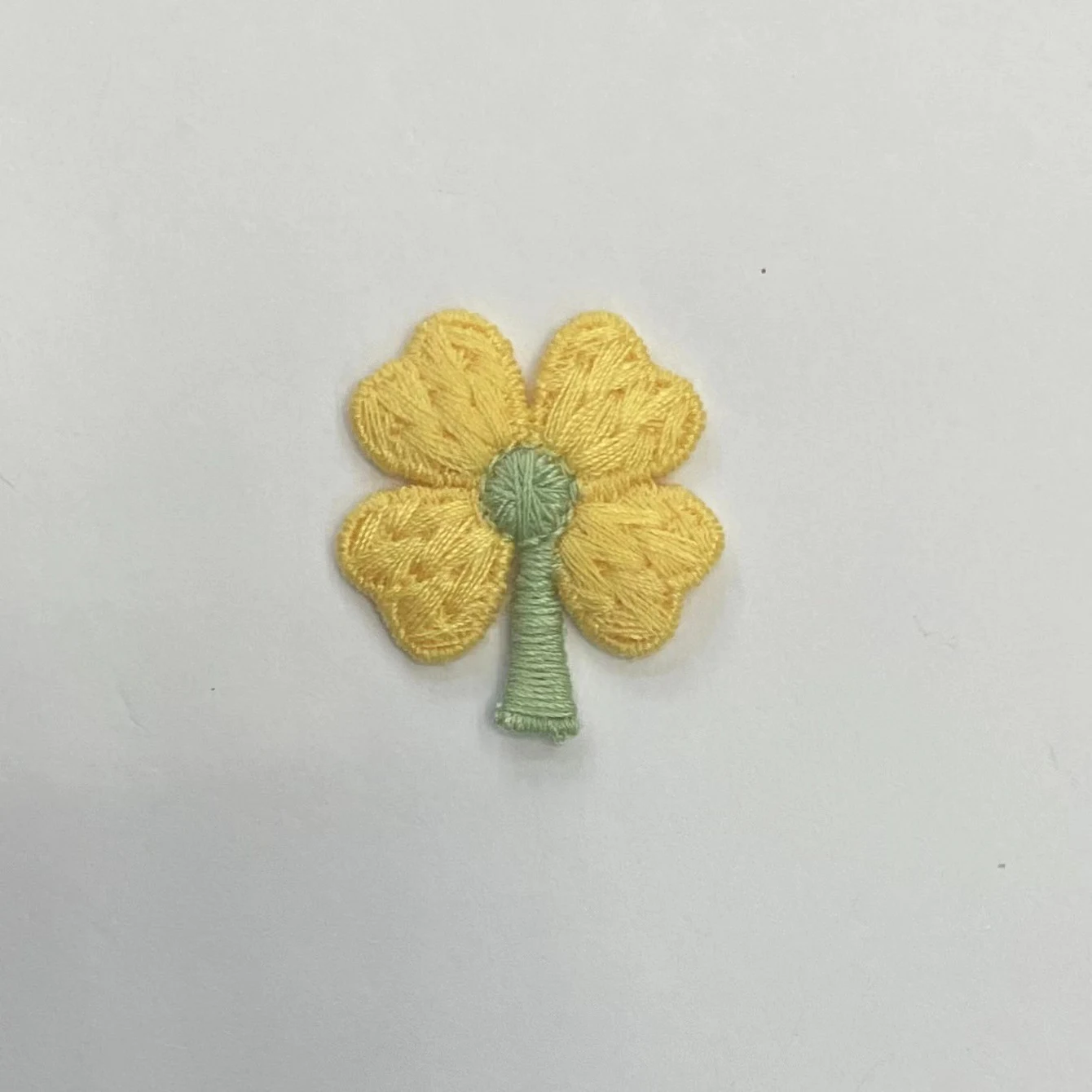 Patch bordado de trevo de quatro folhas com flores pequenas. Adesivo de tecido para roupas e acessórios. Adicione sorte e charme ao seu visual. — foto 13