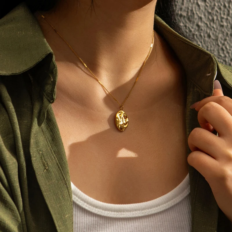 Colar Feminino de Aço Titânio Vazado com Plissados Irregulares. Uma joia moderna e elegante para realçar sua beleza e estilo pessoal. — foto 5