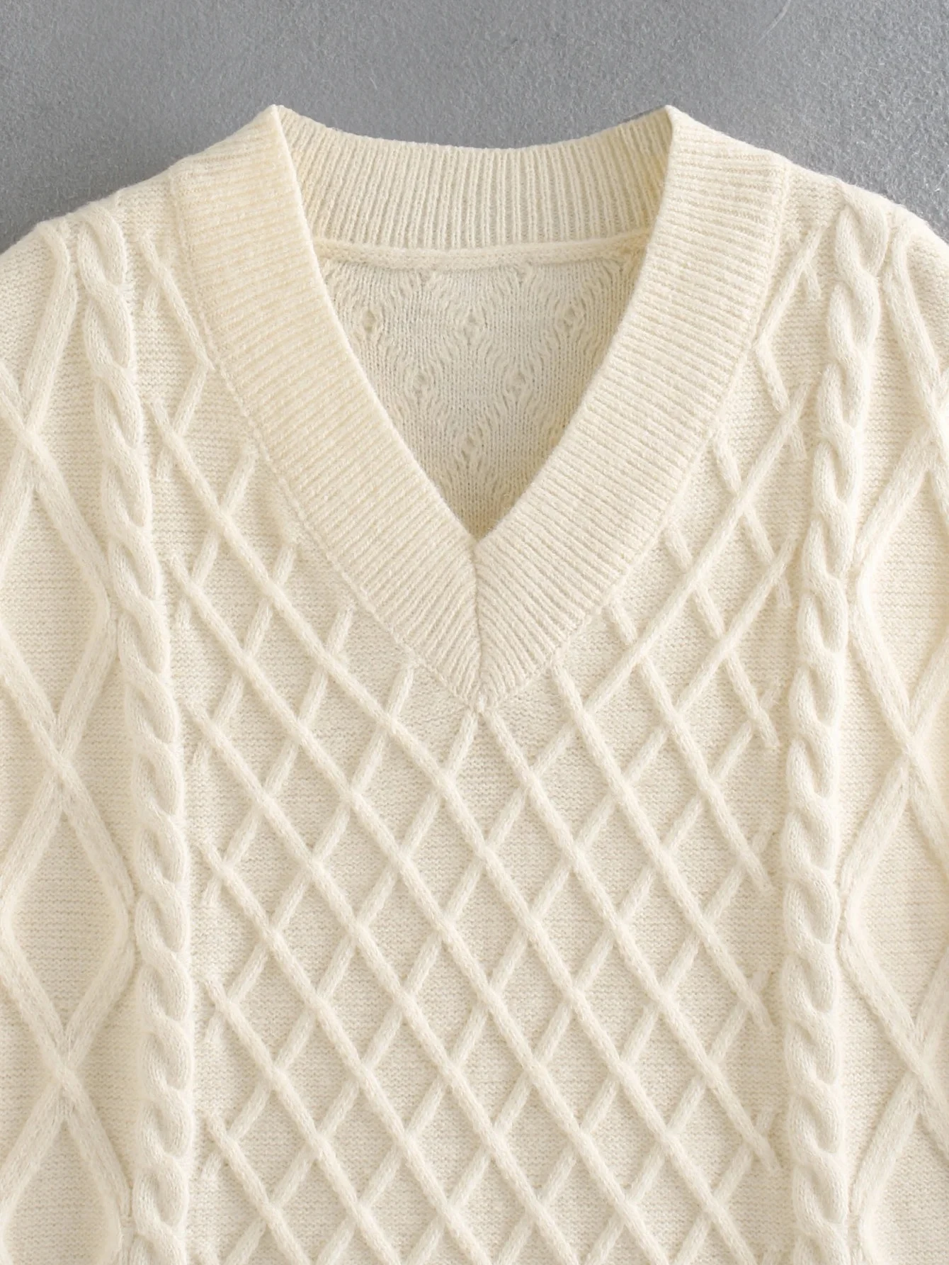 Title 7, Pure kleur los en dun gebreid vest in collegestijl