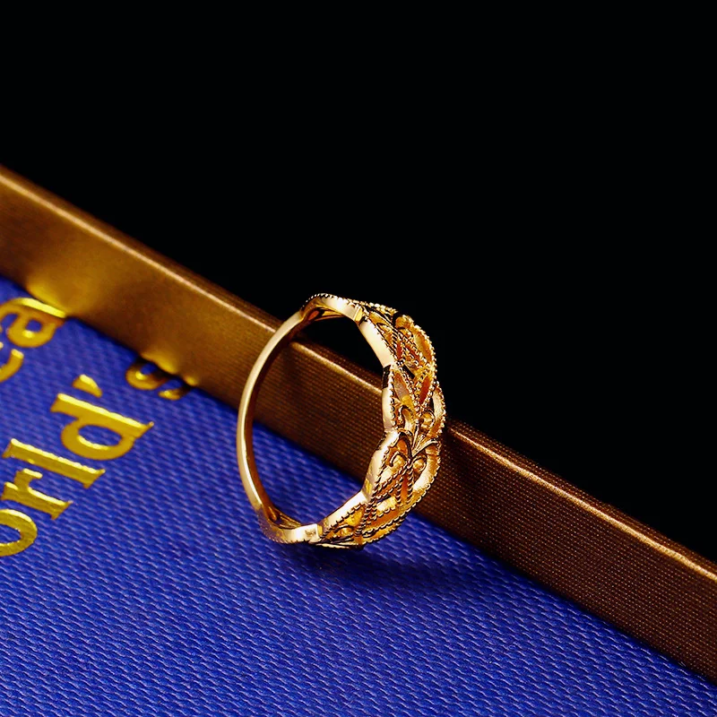 Anel vazado de renda dourado em prata 925. Joia sofisticada que adiciona elegância e brilho ao seu visual, perfeito para ocasiões especiais. — foto 5