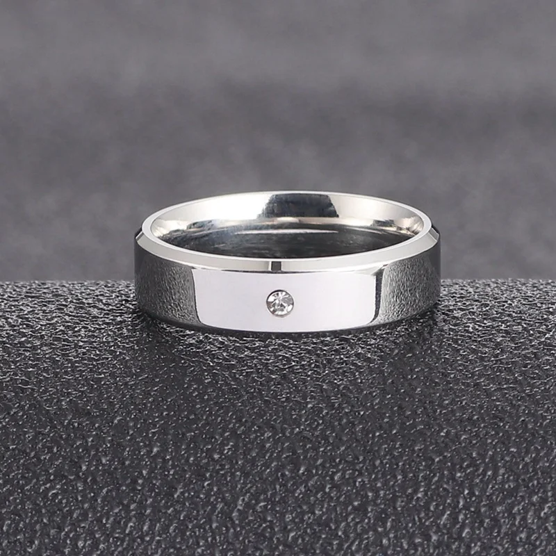 Anéis de casal com um único diamante da moda, brilhantes, chanfrados. Um presente perfeito para casais apaixonados, celebre o amor! — foto 3