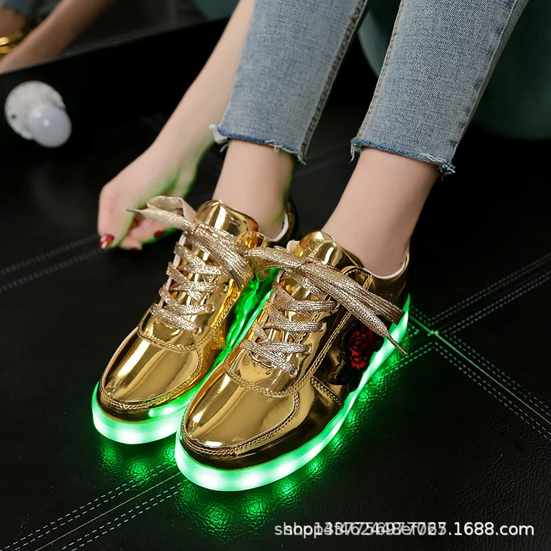 Title 4, Unisex sneakers met roze applicatie en LED-plat...