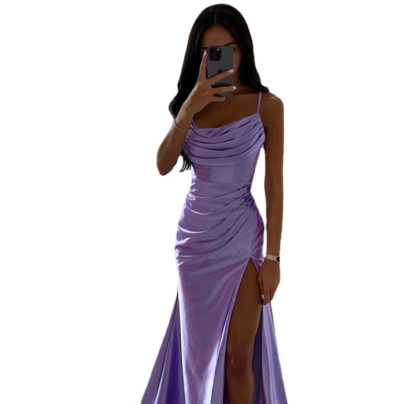 Title 4, Abito in satin con arricciature, spacco, effett...