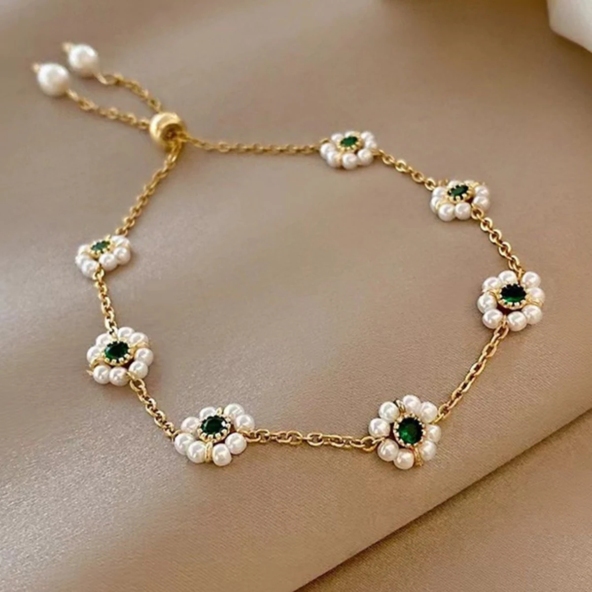 Bracciale con Fiori di Perle, Catena Regolabile, Fashion e Versatile, Adatto a Ogni Outfit, Accessorio Donna Elegante — foto 3