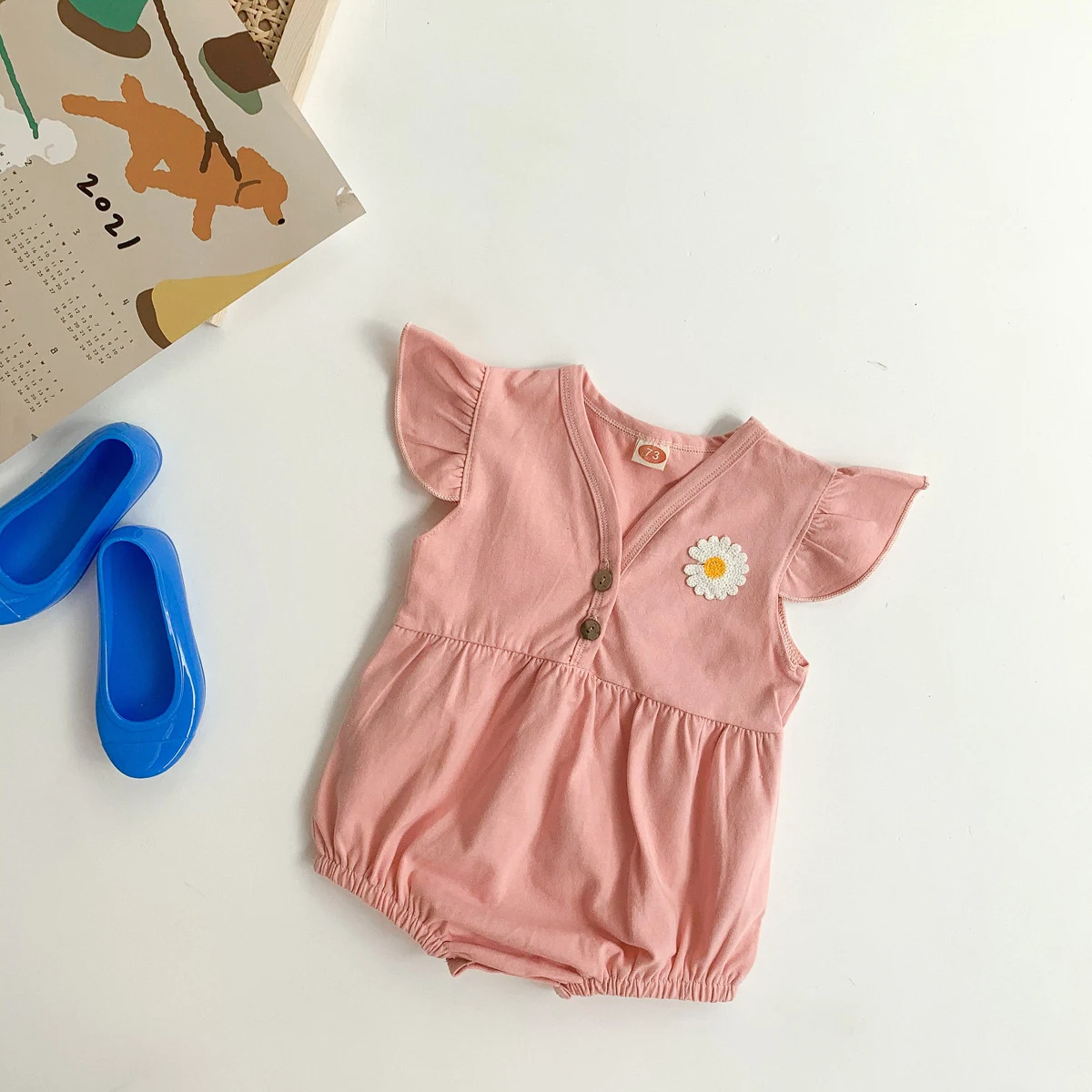 Macacão de princesa fofo com mangas com babados e design triangular. Conforto e estilo para sua princesa. — foto 20
