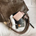 Bolsa de ombro portátil casual feminina Leve, prática e estilosa. Ideal para o dia a dia, perfeita para transportar seus pertences com facilidade. — foto 3