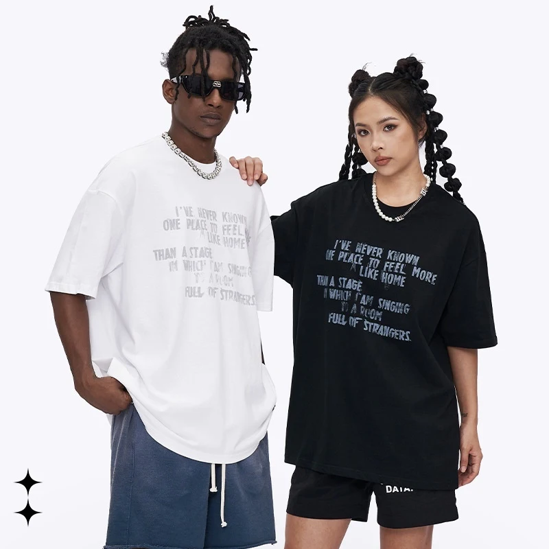 Camiseta de manga curta com estampa em inglês, ombros soltos e modelagem solta. Ideal para um visual casual, confortável e estiloso no dia a dia. — foto 5