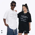 Camiseta de manga curta com estampa em inglês, ombros soltos e modelagem solta. Ideal para um visual casual, confortável e estiloso no dia a dia. — foto 5