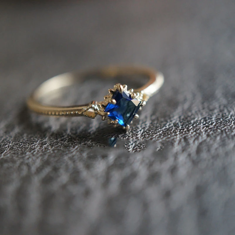 Anel de zircônio banhado a ouro com design simples e personalidade fashion. Adicione um toque de brilho e sofisticação. — foto 4