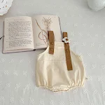 Macacão jardineira floral para bebê, fofo e prático. Perfeito para brincar e se movimentar com conforto e estilo, ideal para o dia a dia. — foto 12