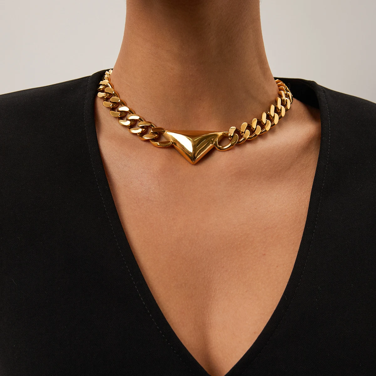Colar Triângulo Aço Inox Dourado 18K Lux Simple Estilo Francês, Joia Minimalista e Elegante para um Look Sofisticado — foto 3